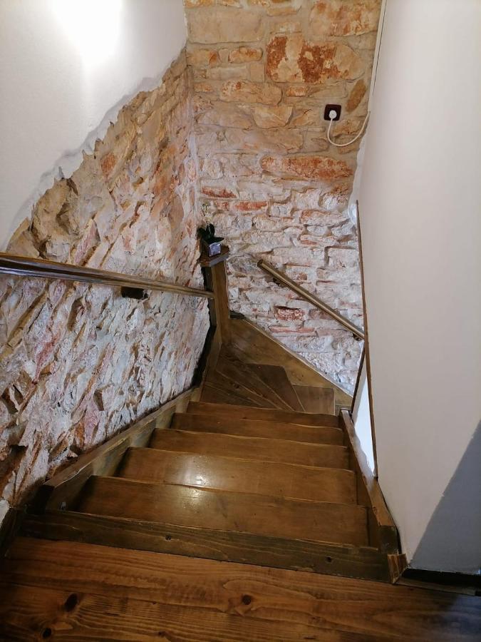 Вилла Mala Kuca Sa Velikim Grijanim Bazenom Antonio Шишан Экстерьер фото